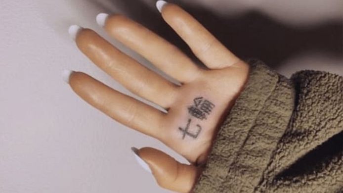 Niet-gecorrigeerde tattoo van Ariana Grande.