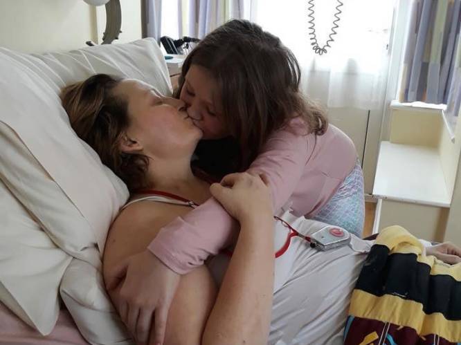 Hartverscheurende foto toont hoe meisje (8) stervende mama kust, drie jaar nadat ze ook vader verloor