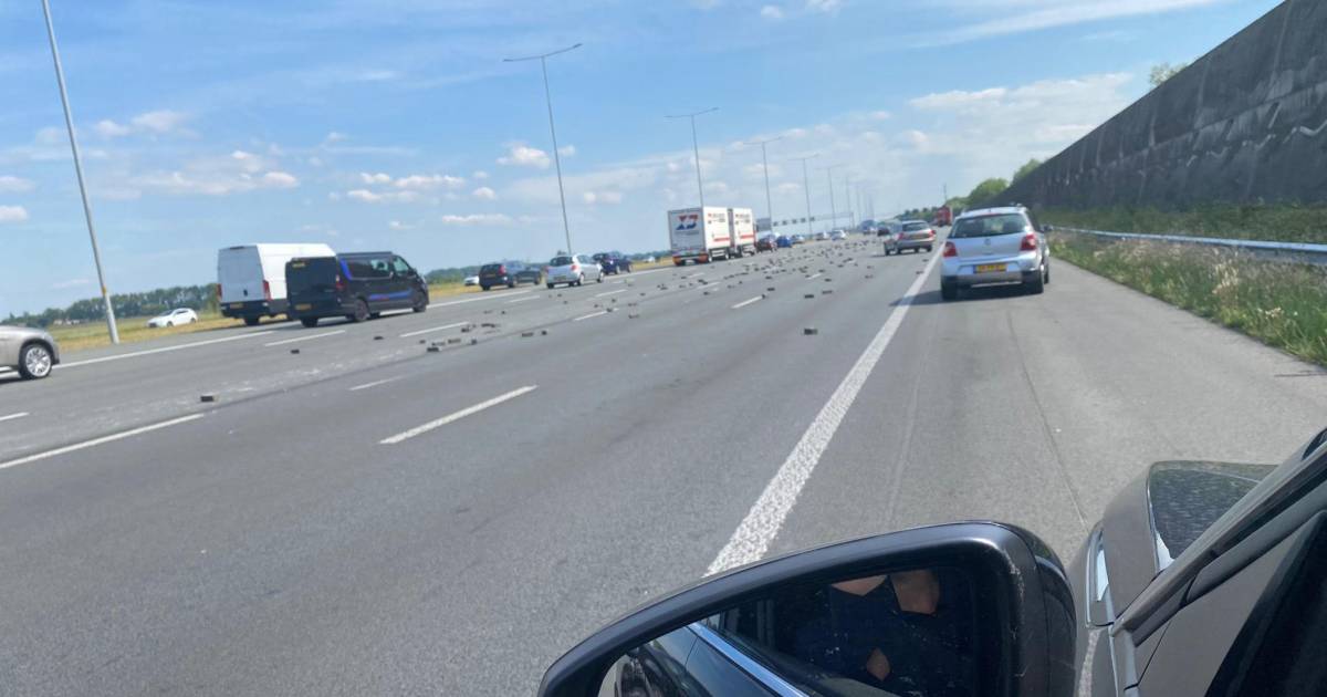 Aanhanger verliest honderden bakstenen op A2: weg weer vrijgegeven