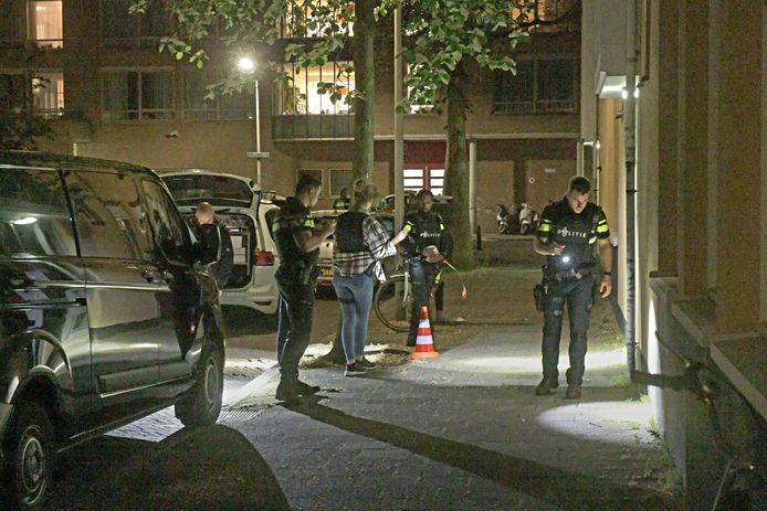 De politie zoekt naar hulzen in de Weldamstraat in Den Haag. Bij een schietpartij raakte dinsdagavond een persoon gewond.