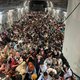 Het verhaal achter misschien wel dé foto van het jaar: 640 Afghanen in Amerikaans militair toestel
