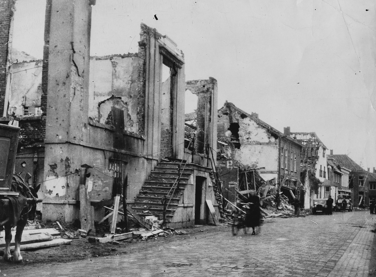 Oorlogsschade aan gebouwen aan de Hoofdstraat in Schijndel. De bewoners van deze straat moesten op 1 oktober 1944 evacueren. Op die dag kwam Maria Boumans om het leven.