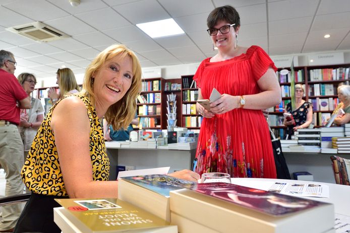 Simone van der Vlugt signeert bij de Koperen Tuin ‘Fijn dat ze voor