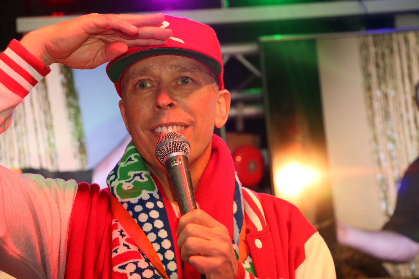 Afscheid van DJ Ronnie ‘Ik zag mijn vier collega’s achter me staan op het podium. Ik dacht