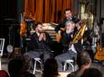 Optreden Zoomfestival op Boerderij van der Weele in de Havikerwaard: de vijf virtuoze muzikale clowns van Släpstick .