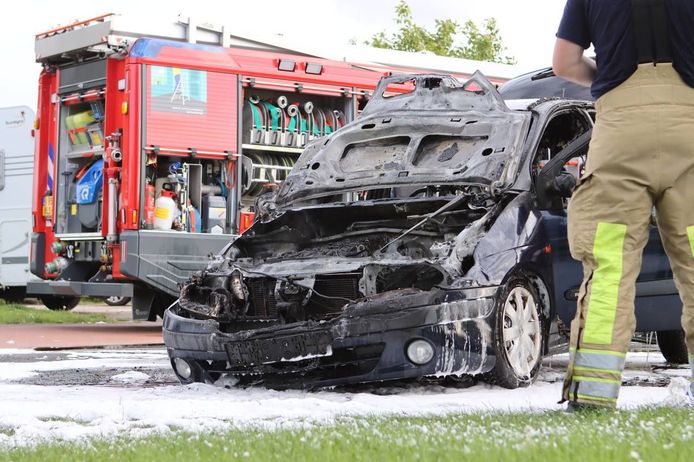 Een personenauto is vrijdagavond uitgebrand op de Oeverzegge in Lelystad. Bij de autobrand raakte niemand gewond.