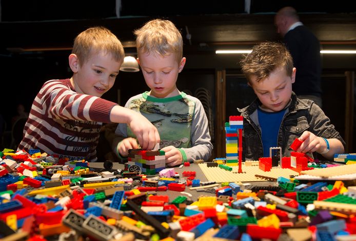 Pakket Van hen Daar Kinderen krijgen niet genoeg van bouwen met Lego in Winterswijk |  Achterhoek | destentor.nl