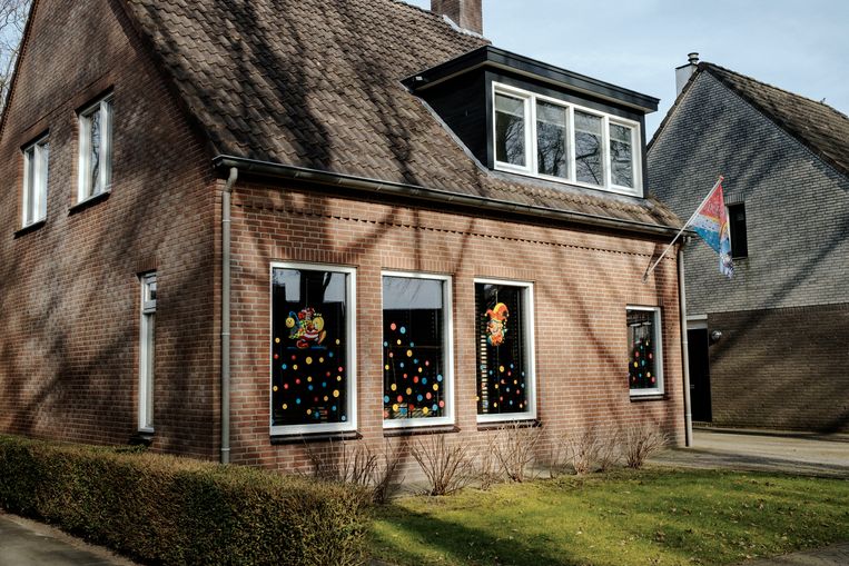 In slechts een enkel huis in Hulsel zijn de bewoners in carnavalsstemming. Beeld Merlin Daleman