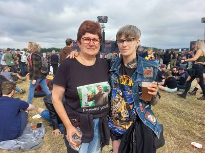 Festivalgangers en Alestorm brengen mooi eerbetoon aan overleden metalfan Robbe op Graspop: “Een echt kippenvelmoment”