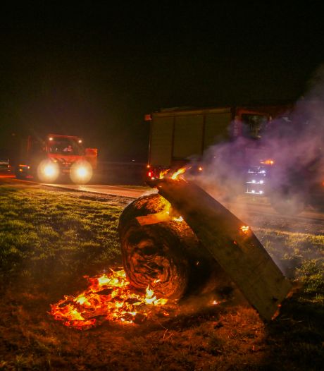 Brandende hooibalen langs snelweg A28 bij Putten