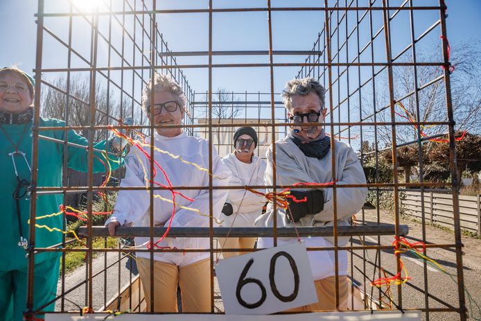 Onder prima weersomstandigheden met veel zon, is zondag de optocht van Kantemaaiersgat verreden met alleen deelnemers uit de gemeente van bouwclubs die al jaren op Noordhoek meedoen. Voor de start zorgde dweilband de Noekers al voor sfeer. De Uileballekes openden met twee wagens de bonte stoet, waarop prins Jerommeke meereed. Loopgroepen zorgden ook nu voor amusante taferelen, waarbij de Narrekes uit Klundert publiek vroeg de draad weer op te pakken. Ook het Kliekske uit Noordhoek haakte in op het motto en kwam met allerhande varianten zoals prikkeldraad en flosdraad. Bij de wagens van buiten vaak mooie kleurrijke, creaties waarbij enkele deelnemers, meedoen belangrijker vinden dan een complete wagen op te bouwen.
Uitslag :
Kleine wagens: 1, De Herrieshoppers, 2, Mini Torenbouwers, 3, ’t mag geen naom ebbe.
Grote wagens 1, De Brakkies, 2, de Uileballekes, 3, de Rietbengels.
Loopgroepen 1, De Laotbloeiers, 2, ’t Kliekske, 3, de Narrekes