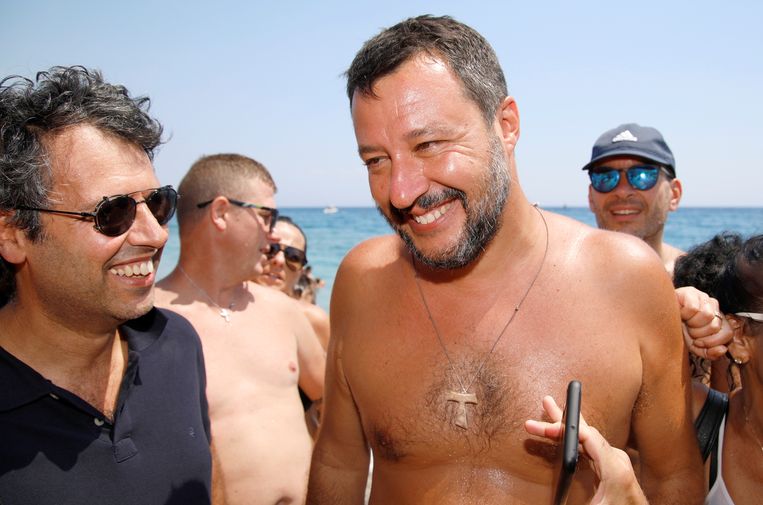 Matteo Salvini met zijn fans op  Sicilië.  Beeld REUTERS