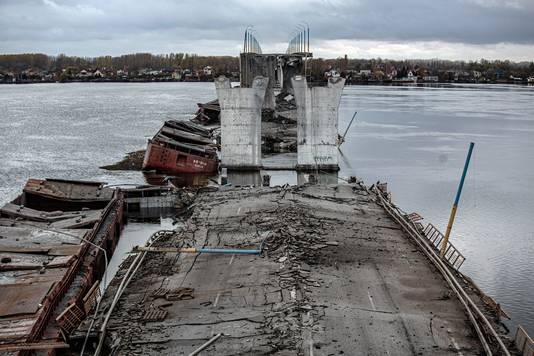 Beeld van eerder deze maand. Een brug in Cherson over de rivier Dnjepr, verwoest door zich terugtrekkende Russische troepen.