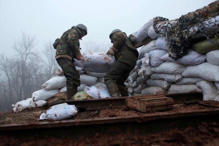 Oekraïense soldaten versterken hun positie aan de frontlinie in het oosten van het land, op de grens met het separatistische gebied Donetsk.  Beeld AP