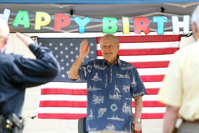 Lou Conter zwaait op zijn 99ste verjaardag in 2020.