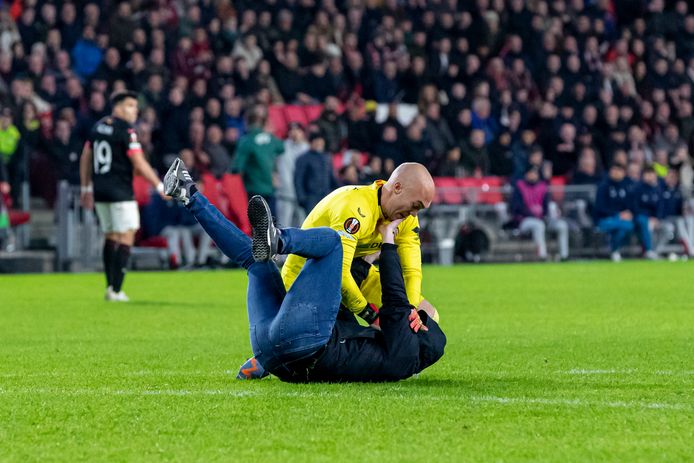 Marko Dmitrovic, doelman van Sevilla, overmeestert de veldbestormer.