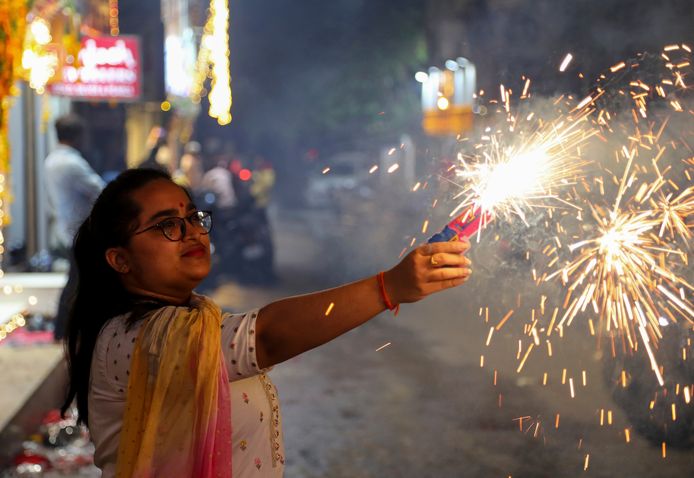 Een meisje met vuurwerk tijdens de Diwali-viering in Hyderabad, India. Tijdens het vijfdaagse lichtfestival geldt er in verschillende delen van India een verbod op het afschieten van vuurwerk, maar ook dit jaar werd dat verbod door velen genegeerd.