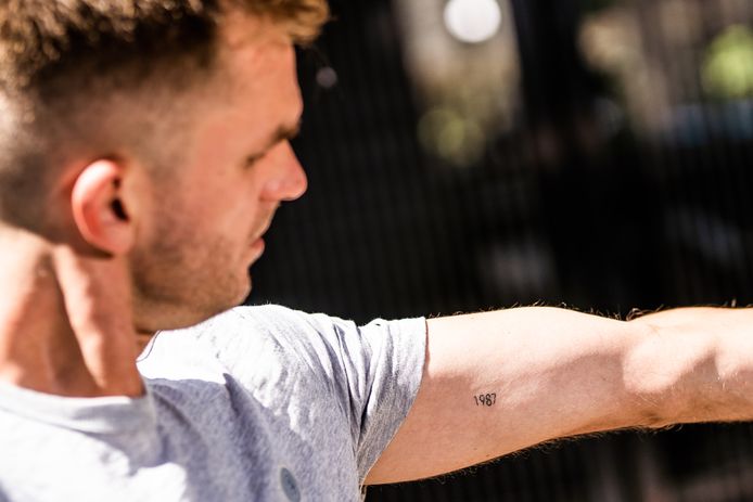 Tim de Wit toont zijn tattoo voor zijn overleden vriend Stefan.