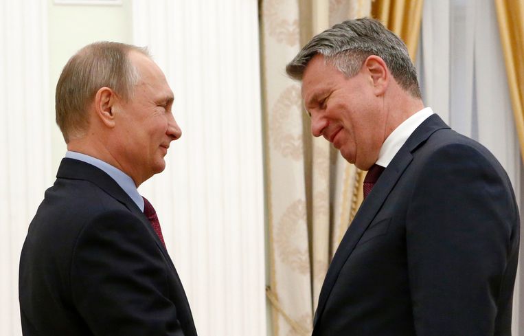 Ontmoeting tussen Shell-topman Ben van Beurden en de Russische president Vladimir Poetin in juni 2017. Beeld AP