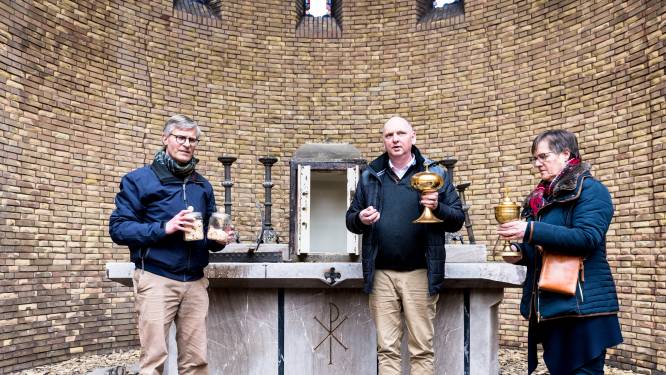 Eerste viering ín de kerk van Hoogmade sinds acht maanden: in de open lucht, want het dak is afgebrand 