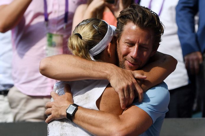 Wim Fissette omhelst Angelique Kerber na haar triomf op Wimbledon.