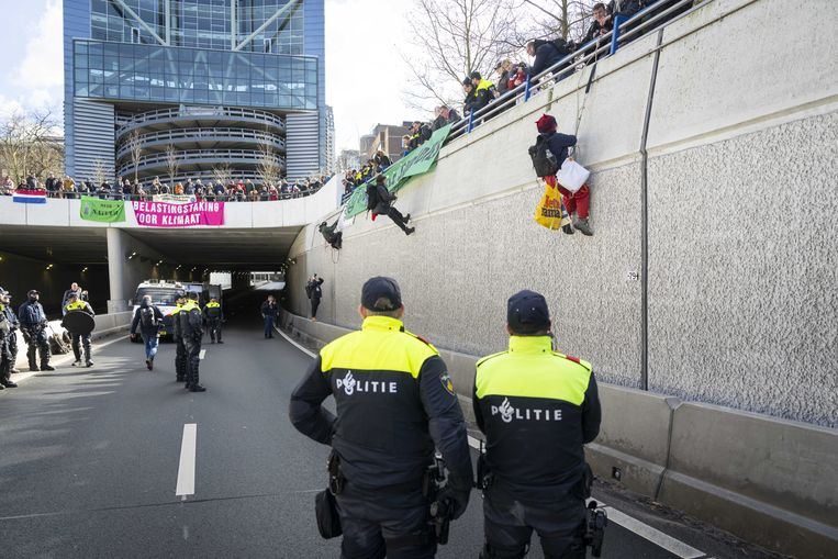 Snelwegblokkade A12 voorbij, zo'n 700 klimaatactivisten aangehouden