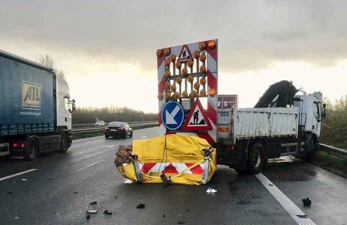 Een signalisatievoertuig met stootkussen van het bedrijf Tibergyn uit Gullegem werd aangereden door een vrachtwagen, op de E403 in Sint-Eloois-Winkel. Het stootkussen werd helemaal ingedrukt.