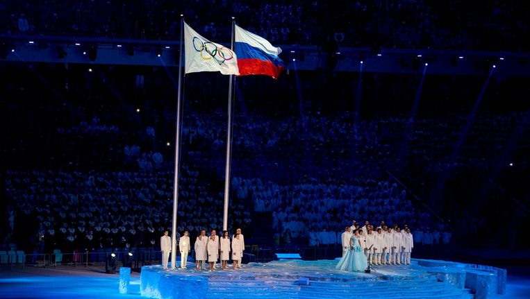 De Olympische en Russische vlag tijdens de openingsceremonie van de Spelen in Sotsji. Beeld anp