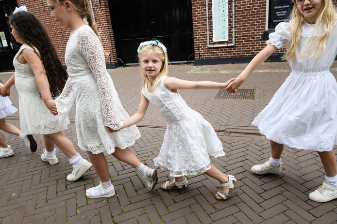 Twee jaar kon niet, maar dit jaar zongen en dansten de Pinksterbruidjes eindelijk weer in onder de kleurrijke Pinksterkroon op het Dorsetplein.