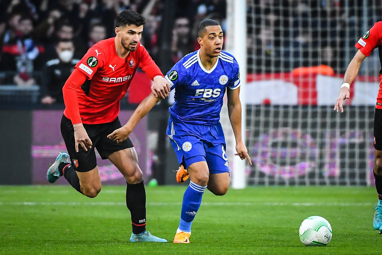Martin Terrier van Rennes ziet af tegen Leicesters Youri Tielemans in de achtste finale van de Conference League. Beeld Photo News