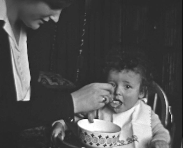 De jonge Lo van Citters krijgt eten, rond 1933. Beeld uit een van de films uit de collectie van de familie Van Citters.