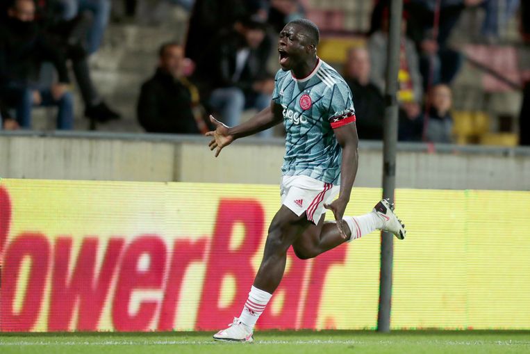 Dankzij de tedere handen van de Ajaxleiding is Brobbey weer terug in Amsterdam