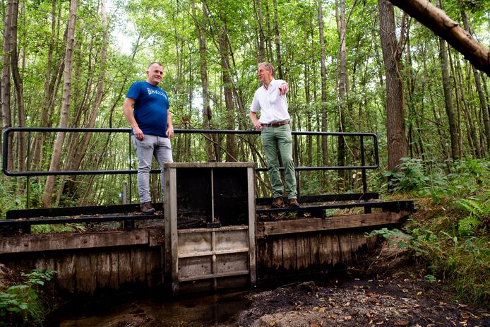 Arjen Verboom (links) en Frans ter Maten van Waterschap Vallei en Veluwe op een gemaal nabij Eerbeek.