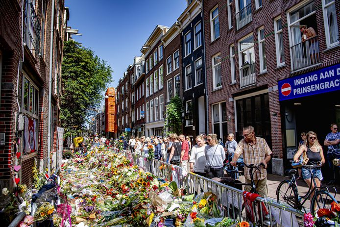 De bloemenzee voor misdaadverslaggever Peter R. de Vries in de Lange Leidsedwarsstraat in het centrum van Amsterdam nadat hij was overleden.