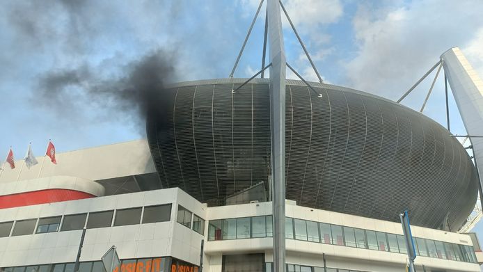 Brand in de hoek van het Philips Stadion.
