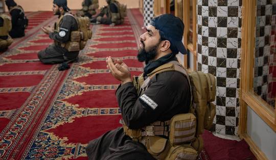 Fotograaf Elke Scholiers in het spoor van de taliban: ‘Plots hoor ik gemompel in de moskee. Waarom is hier een vrouw?’