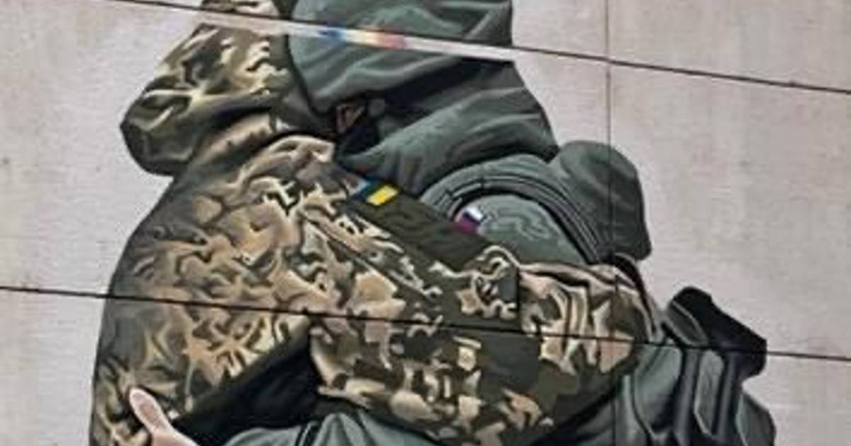 L’artista rimuove il murale di soldati ucraini e russi che si abbracciano dopo i disordini |  All’estero