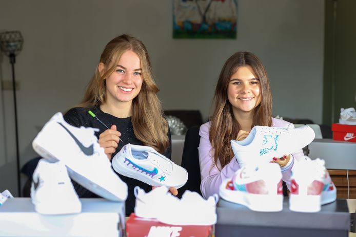 Quirine van Hilligersberg (rechts) en Lindy Klein Buursink verven kleurrijke afbeeldingen op witte sneakers. Naast hun opleiding zijn ze met een eigen bedrijfje gestart.