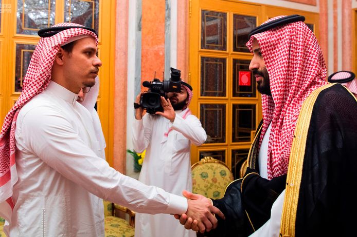 Een opmerkelijk moment in oktober 2018 als Salah Khashoggi (links) de hand schudt van kroonprins Mohammed bin Salman. De familie van Khashoggi meldde later dat men de moordenaars vergiffenis had geschonken.