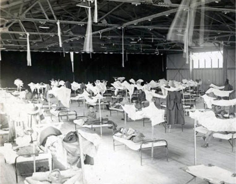Long Island, New York, 1918. Een inderhaast opgetrokken ziekenboeg voor besmette mensen.
