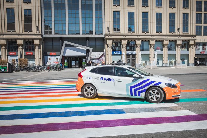 Op verschillende plaatsen in Vlaanderen liggen er al regenboogzebrapaden zoals hier in Gent.