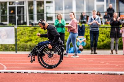 Nederlander verbreekt wereldrecord langste én verste wheelie in een rolstoel