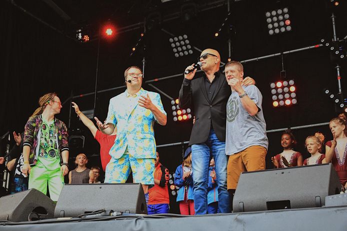Coco Jr neemt jongeren met beperking op podium Korenmarkt om samen Mia ...