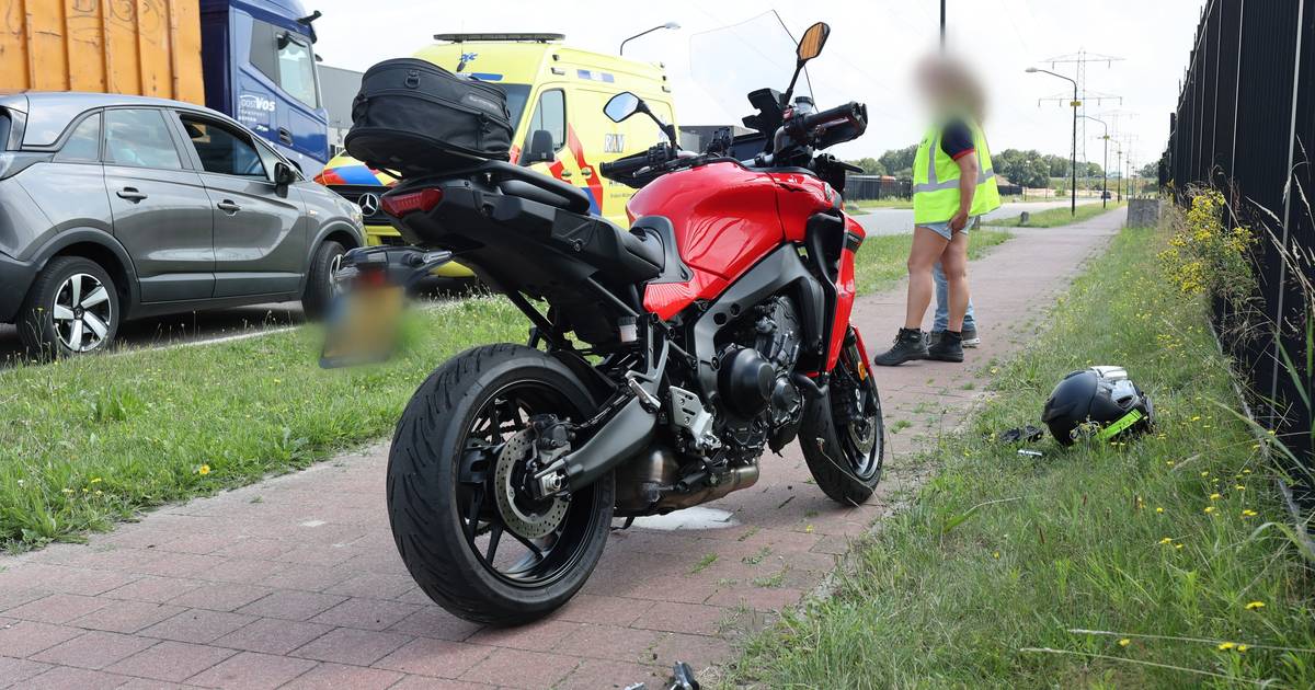 Motorrijder raakt gewond bij botsing met auto in Oss.