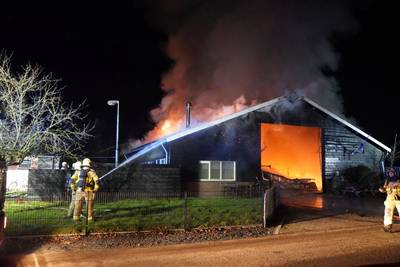 Uitslaande brand legt schuur in Oene volledig in as