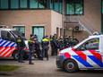 De politie stond buiten klaar om de krakers uit het pand in Eindhoven te halen.