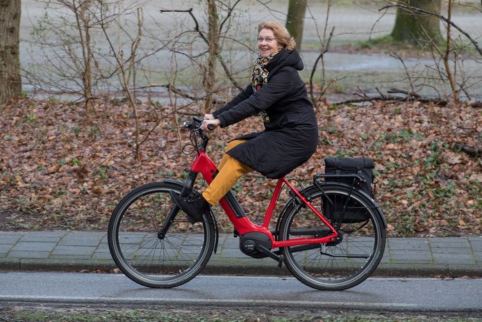 Simone Veldboer is blij dat haar gestolen elektrische fiets in Wageningen is teruggevonden.