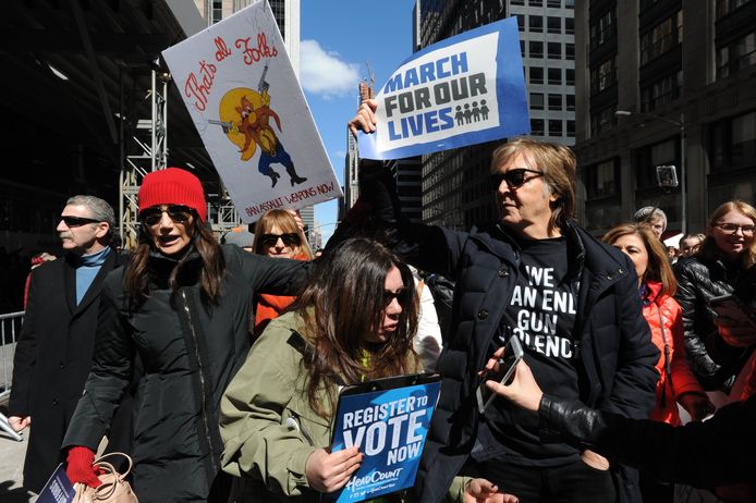 Paul McCartney loopt de March For Our Lives rally in New York.