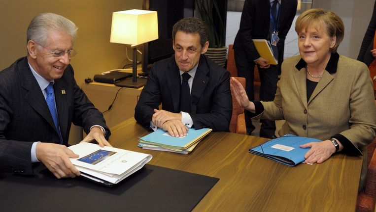 De Franse president Nicolas Sarkozy (M), de Duitse bondskanselier Angela Merkel (R) en de Italiaanse premier Mario Monti tijdens een eerder overleg. Beeld epa
