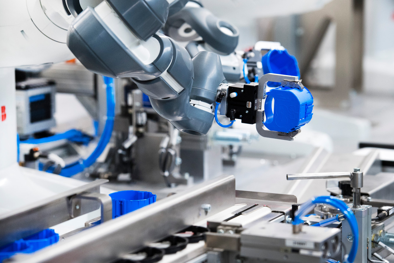 Steeds meer bedrijven gebruiken nieuwe technologieën, zoals robots, op de werkvloer.